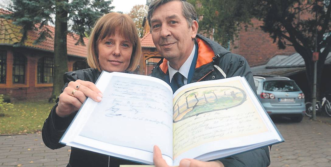 Agnieszka Szeląg i Tadeusz Wojter prezentują reprint niezwykłej księgi pamiątkowej gości sanatorium