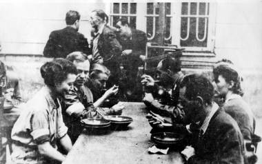 Podczas powstania warszawskiego kobiety angażowały się głównie w pracę łączniczek i sanitariuszek. Na zdjęciu: powstańcy spożywający posiłek. Sierpień