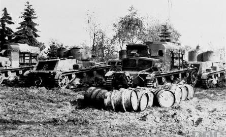 Czołgi 7TP w wersji dwuwieżowej, porzucone w 1939 roku z powodu braku paliwa wraz z ciągnikami artyleryjskimi. Ta prozaiczna przyczyna była głównym powodem