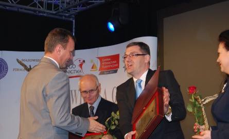 Nagrodę odbiera Piotr Papis, wójt gminy Klwów.