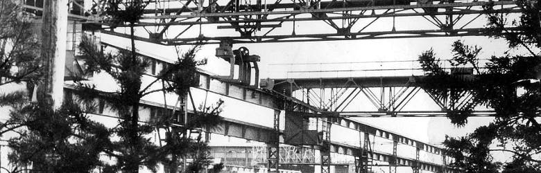 25 sierpnia 1939 r. Dziennikarze zwiedzają niemal ukończone hale Huty Stalowa Wola, jednej ze sztandarowych inwestycji Centralnego Okręgu Przemysłow