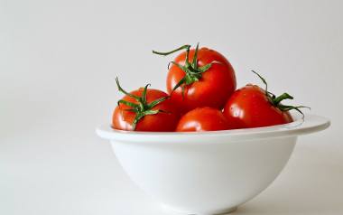 Pamiętajmy, że pomidory przechowywane w lodówce tracą niemal całkowicie swój smak i zapach.
