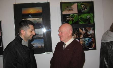 Wystawę oglądają z zainteresowaniem fotograficy: Hubert Bedyk(z lewej) i Edward Kruk.