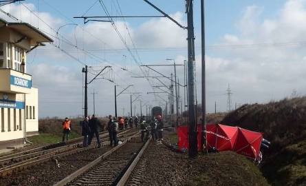 Kolejna tragedia niedaleko Inowrocławia. Zderzenie pociągu z autem osobowym. Dwie osoby nie żyją [ZDJĘCIA]