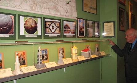 W Galerii Dziedzictwa Kulturalnego stoi rząd miniaturowych kapliczek