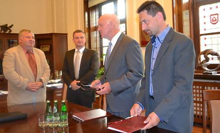 W negocjacjach uczestniczył także Dariusz Morczyński, sekretarz miasta (pierwszy od lewej).