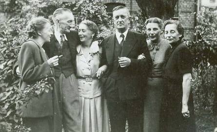 Józefa (pierwsza z prawej) i Henryk Kulikowscy (drugi z lewej) z rodziną w ogrodzie przed domem przy ul. Grunwaldzkiej 69 w Bydgoszczy, w 1951 r. podczas