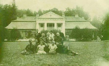 Gabriela i Bolesław Skirmuntowie w otoczeniu rodziny - Szemetowszczyzna 1921 rok