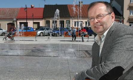 Zastępca burmistrza Bodzentyna Janusz Mariusz Kozera na Górnym Rynku, który odnowiono z wykorzystaniem funduszy unijnych.