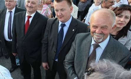 Od lewej wójt Nowin Stanisław Barycki, starosta kielecki Zdzisław Wrzałka, burmistrz Chęcin Robert Jaworski i wójt Łopuszna Zdzisław Oleksiewicz.