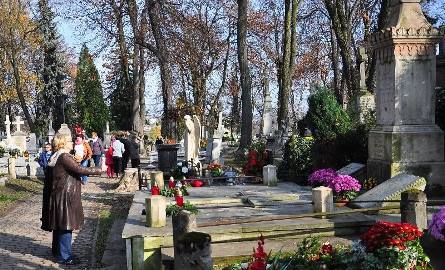 Kwesta na cmentarzach w Sandomierzu. Zbierają na ratowanie nagrobków 