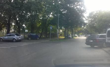 Często zdarza się, że parkujące przy ulicy Sedlaka samochody blokują część ulicy.