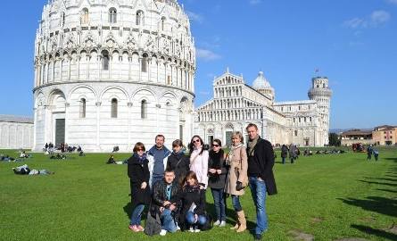 Nie zabrakło wycieczek po Toskanii i wyjazdu do Pizy, ze słynną krzywą wieżą (w tle).