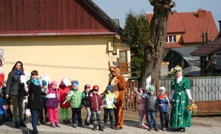 Przedszkolaki z Chęcin w barwnym korowodzie poszukiwały wiosny 