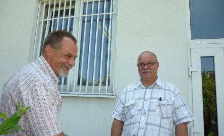 Prezes Jan Wolak (z prawej) chwilowo zaczął urzędowanie na zewnątrz siedziby spółdzielni, na zdjęciu w towarzystwie byłego członka Rady Nadzorczej Jana