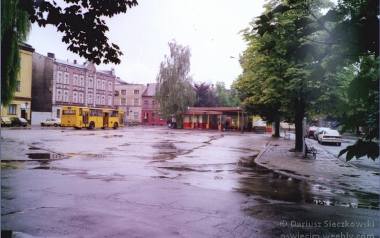 Tym razem nie budynek, a fragment placu Kościuszki, na którym jeszcze do końca lat 90 znajdował się duży centralny przystanek autobusów MZK. Stąd rozpoczynały