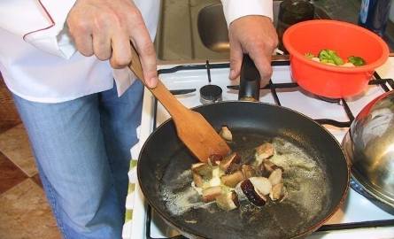 Podsmażyć grzyby na maśle, doprawić solą i pieprzem.