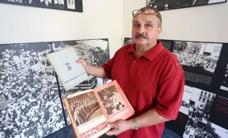 Niedawno otrzymaliśmy album o milicji z odznaczeniem ORMO – pokazuje Stanisław Kowalski
