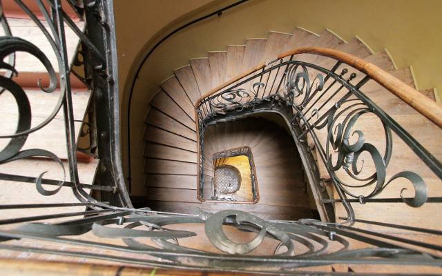 Wiją się, kręcą i hipnotyzują. Niezwykłe klatki schodowe w Krakowie. Są niczym perełki architektoniczne
