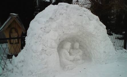 Szopka wyrzeźbiona w śniegu przez znakomitego twórcę w Kadzidle. Zobacz zdjęcia 