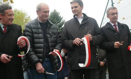 Od lewej Paweł Błaszkiewicz, przewodniczący Rady Miejskiej w Jędrzejowie, Franciszek Smuda, selekcjoner polskiej reprezentacji piłkarskiej, Adam Jarubas,
