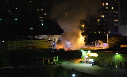 W Kielcach w nocy płonął samochód (zdjęcia)