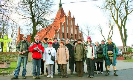 Uczestnicy wycieczki „Wędrownika” przed gotyckim kościołem w Unisławiu. Świątynię wzniesiono w czasach krzyżackich. Prusacy ją przebudowali.