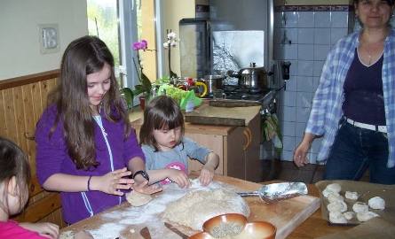 Warsztaty z pieczenia chleba i bułek, to ciekawe przeżycie, szczególnie dla dzieci.