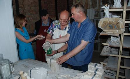 Włodek Pawlik w Fabryce Porcelany AS  w Ćmielowie gościł  po raz kolejny. Figurkę kota odlał też Randy Brecker (drugi z lewej strony)