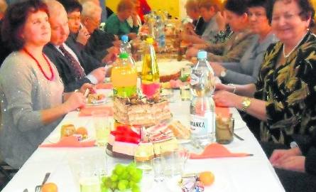 Noworoczne spotkanie seniorów w kazimierskiej bursie miało uroczystą oprawę. Stoły wręcz uginały się od smakowitości.