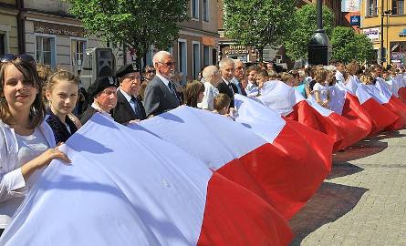 Mieszkańcy Grudziądza przenieśli 150-metrową flagę na grudziądzki Rynek.  Zobacz zdjęcia z obchodów Święta Flagi 