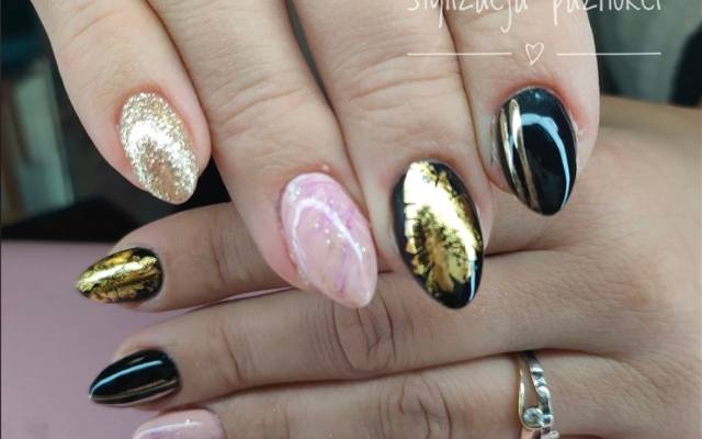 Folia na paznokciach: Twój klucz do stylowego manicure [22.07.26]