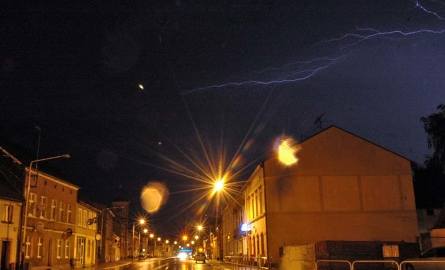 Błyskawice nad Sianowem - zdjęcie nocnej burzy nadesłane przez czytelnika.