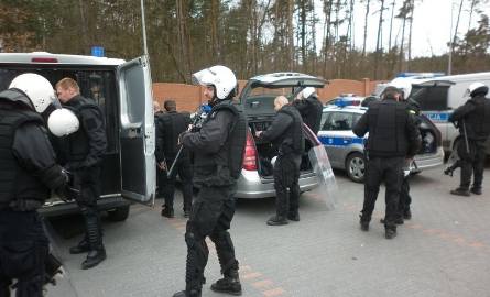 Policjanci ćwiczą walkę ze stadionowymi zadymiarzami