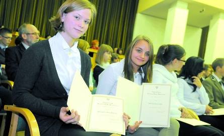 Aleksandra Kwiatkowska i Martyna Kwiecińska (od lewej) otrzymały stypendium Prezesa Rady Ministrów