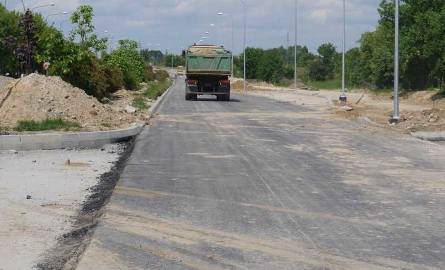 Na odcinku od Brzustowskiej do Piastowskiej leży już nowy asfalt.