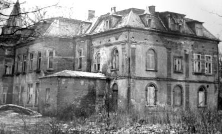 Tak w 1975 wyglądał Pałac Hasbacha. Niezniszczony w czasie II wojny pałac zdewastowali powojenni lokatorzy.
