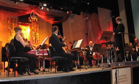 Koncert w kolorowej, jesiennej scenografii autorstwa Krzysztofa Ciecieląga, rozpoczęła Radomska Orkiestra Kameralna i muzyka Henry Purcella