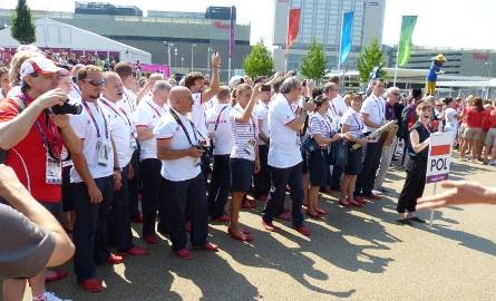 Polską reprezentację w czwartek oficjalnie powitano w wiosce olimpijskiej, a biało czerwona flaga została wciągnięta na maszt.