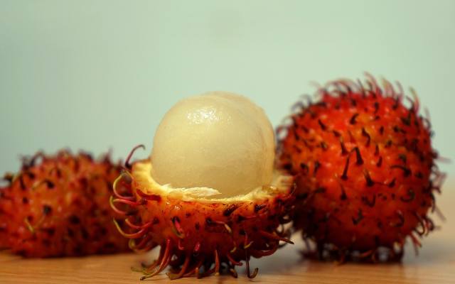 Dojrzałe owoce rambutanu są zazwyczaj czerwone, ale niektóre jego odmiany dają owoce o żółtej lub pomarańczowej skórce. Owoce te nie różnią się jednak