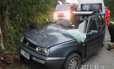 Wypadek w gminie Pierzchnica. Samochód uderzył w drzewo 