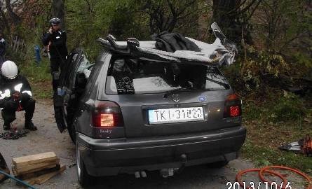 Wypadek w gminie Pierzchnica. Samochód uderzył w drzewo 