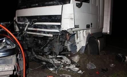 Makabryczne zderzenie BMW z TIR-em! Cztery młode osoby zginęły na miejscu! (zdjęcia)