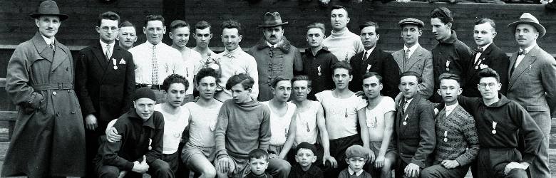 Wincenty Spaltenstein, burmistrz Królewskiej Huty (w środku w palcie i kapeluszu) z zawodnikami drużyny Sokoła w 1927 roku.