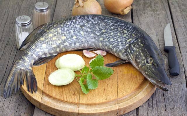 Aby usunąć zapach ryby z drewnianej deski do krojenia, wyczyść ją osoloną wodą z dodatkiem octu lub soku wyciśniętego z cytryny.