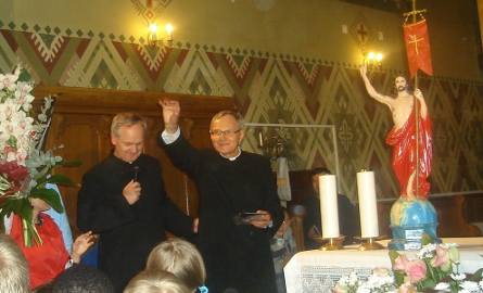 Biskupowi dziękował ksiądz Bernard Kasprzycki (z lewej) zwany tego dnia Ferdynandem Wspaniałym