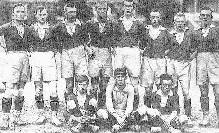 Legendarny zespół  TKS toruń  w roku 1926. Drużyna ta, w bardzo zbliżonym składzie, uczestniczyła w pierwszych ligowych mistrzostwach Polski w 1927 roku.