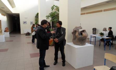 Rzeźby Jacka Szpaka na wystawie w Wyższej Szkole Nauk Społecznych i Technicznych w Radomiu