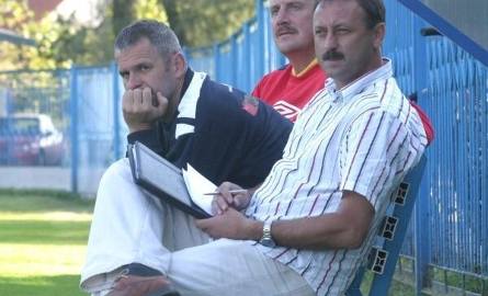 Sztab szkoleniowy Kolportera Korony z uwagą przyglądał się temu, co działo się na boisku, a trener Ryszard Wieczorek wszystko skrzętnie notował.