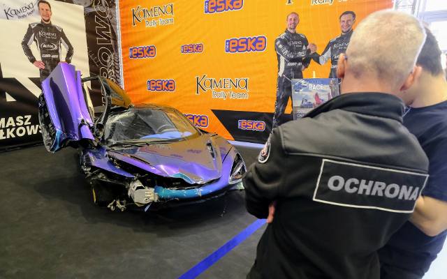 Szokujący eksponat na targach Poznań Motor Show! Jaka historia kryje się za rozbitym autem za miliony?